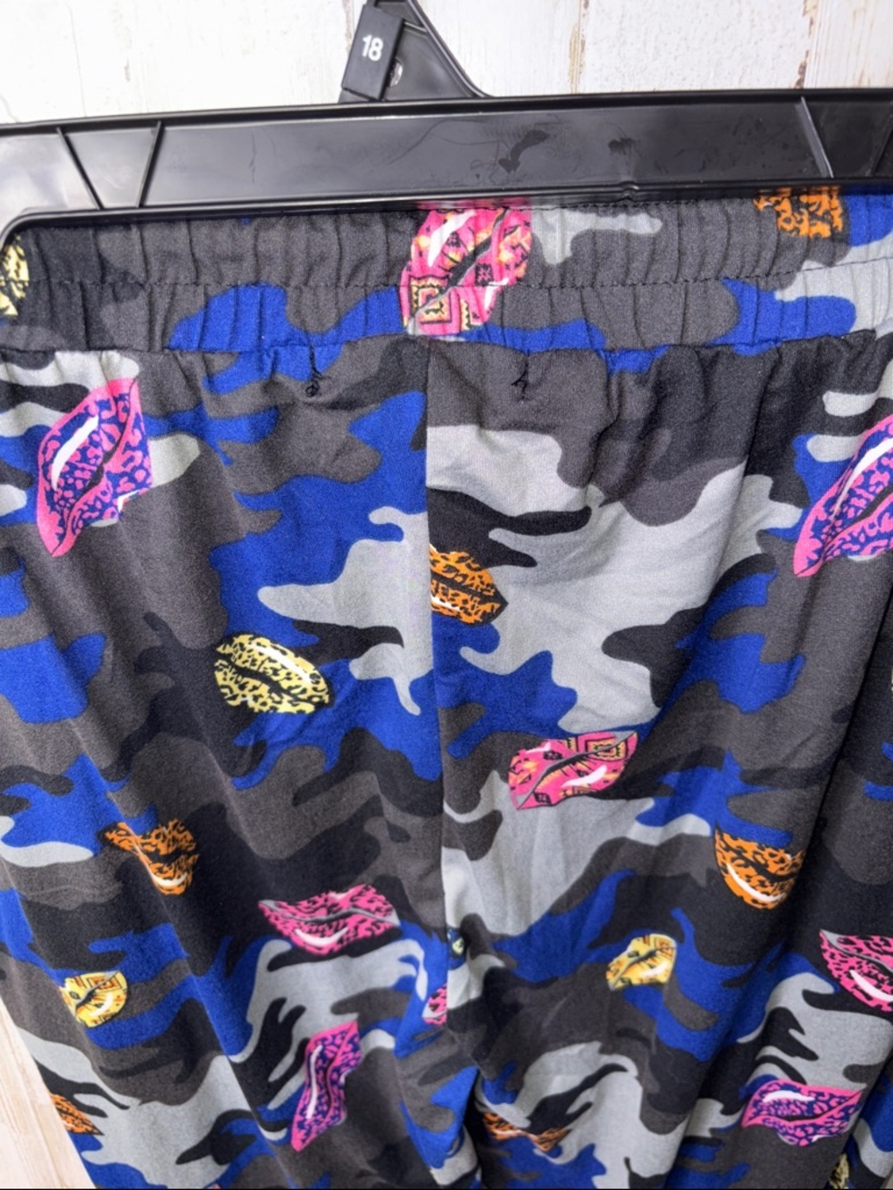 Eye Candy Leggings with Colorful Lip with camo print Size 1X NWT! - Picture 9 of 12